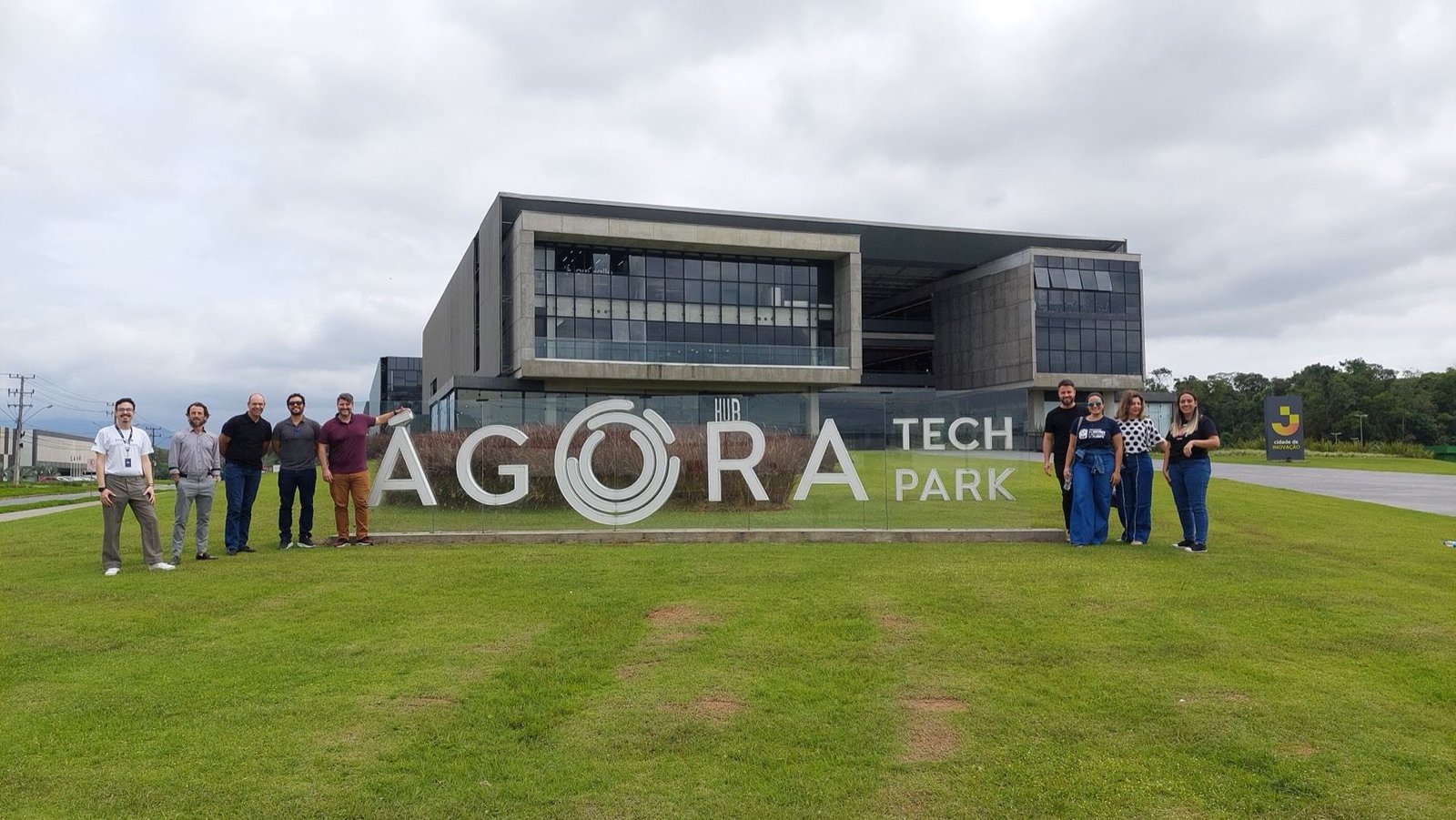 Equipe no Ágora Tech Park, hub de inovação de Joinville