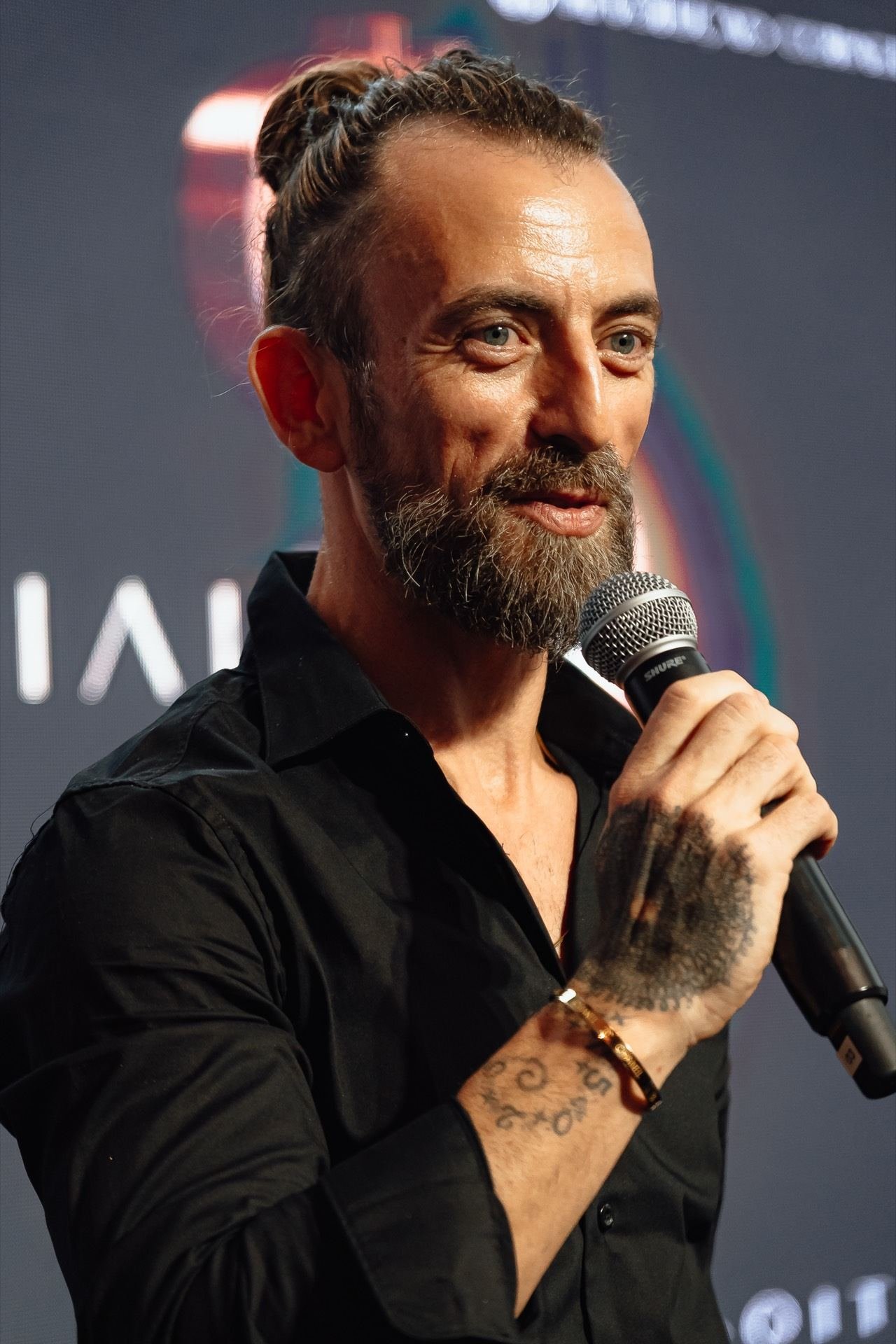 Jey Carvalho palestrando em evento corporativo