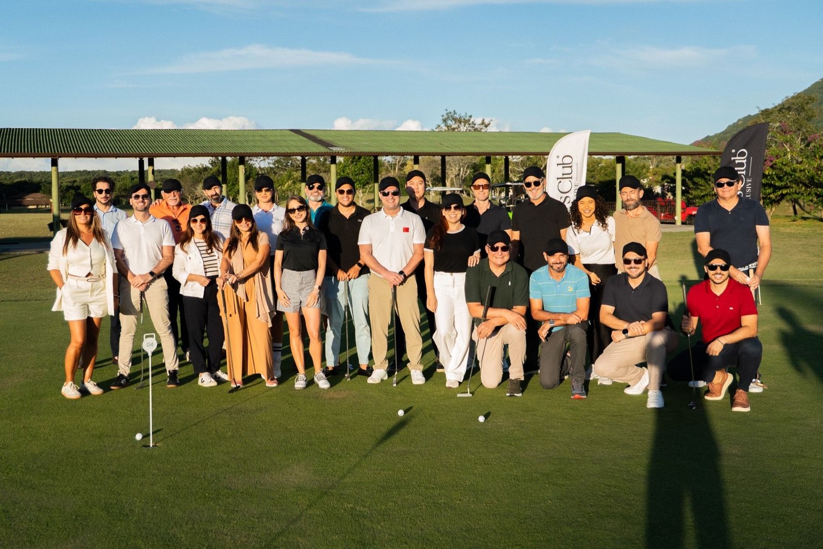 Encontro de relacionamento com empresários em campo de golfe